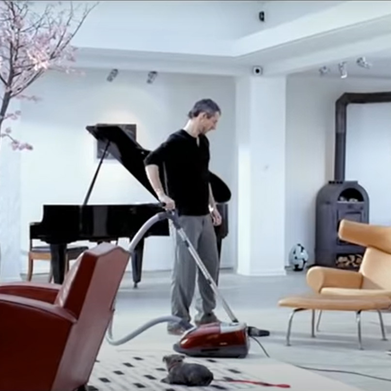 Miele "Sucking Good" ad using the stereotype where in a couple the man is the fool